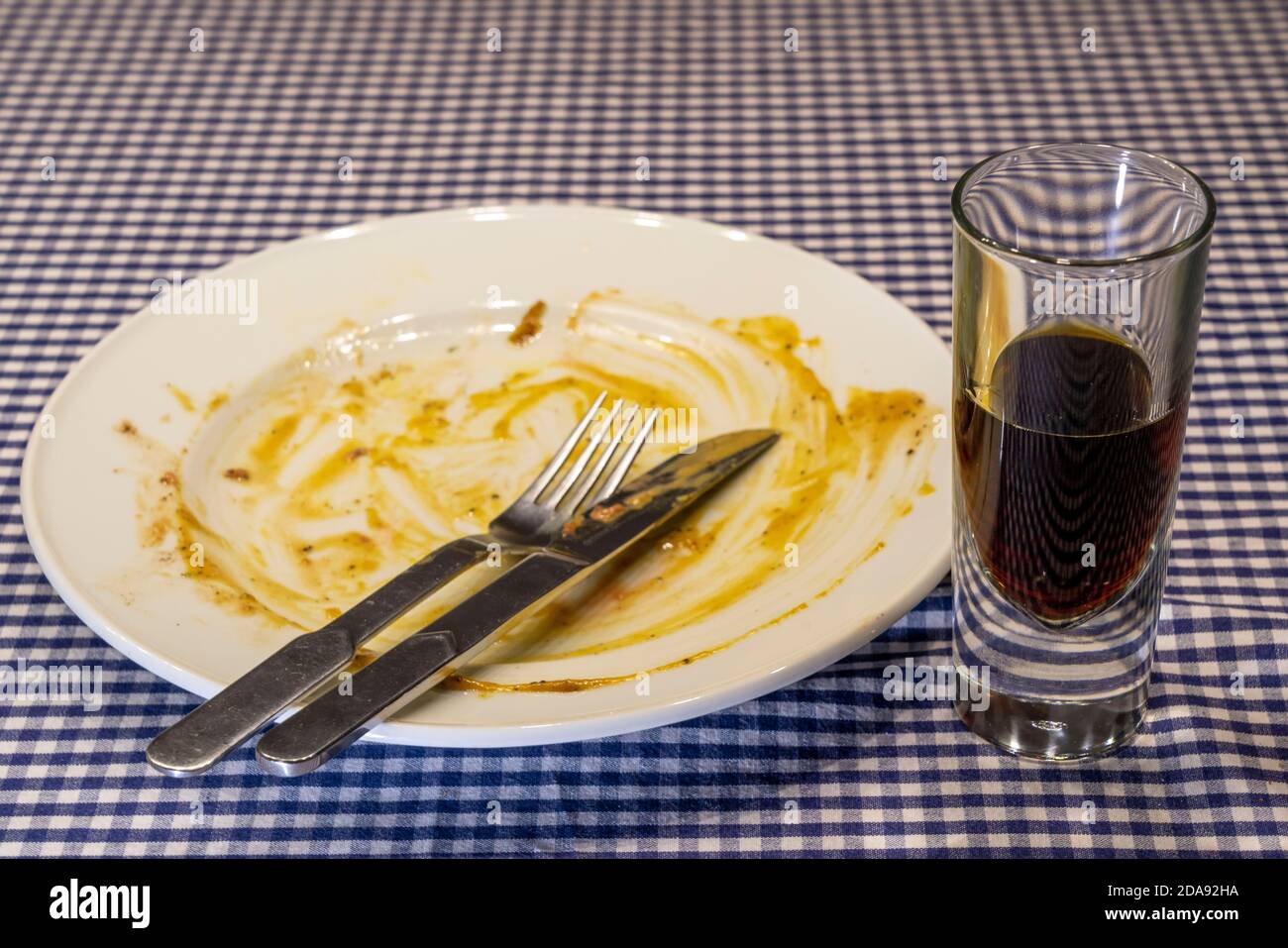 Immagine simbolo Myth, schnapps, digestif, alcol dopo un pasto è buono per la digestione, Foto Stock