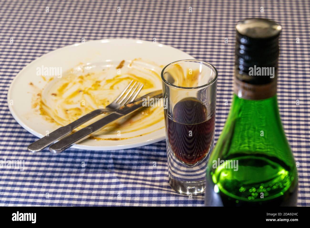 Symbolbild Mythos, Schnaps, digestif, Alkohol nach dem Essen ist gut für die Verdauung, Foto Stock