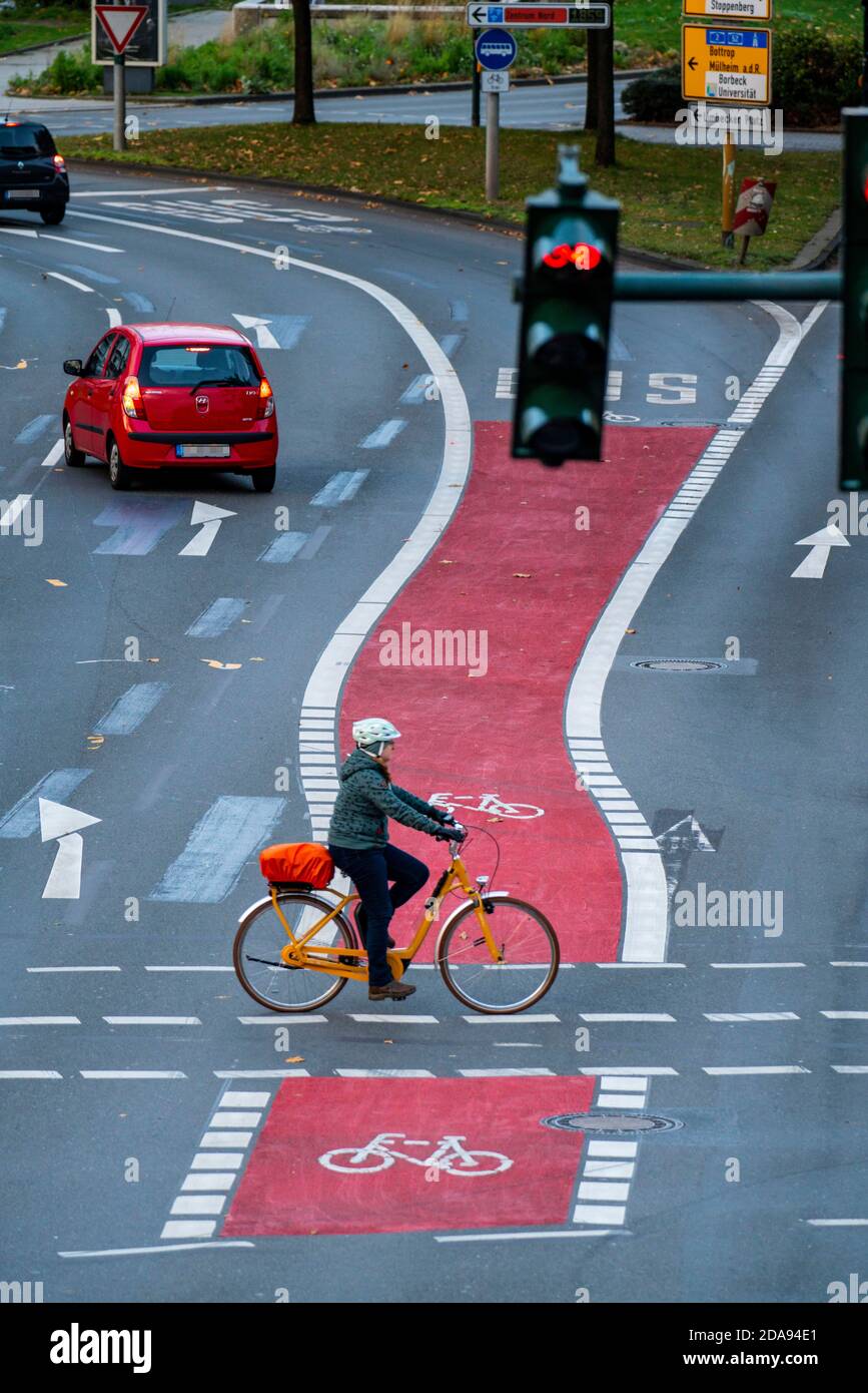 La nuova corsia ambientale sulla strada Schützenbahn, nel centro di Essen, ciclisti e autobus hanno la propria corsia, i semafori danno ai ciclisti un ti Foto Stock