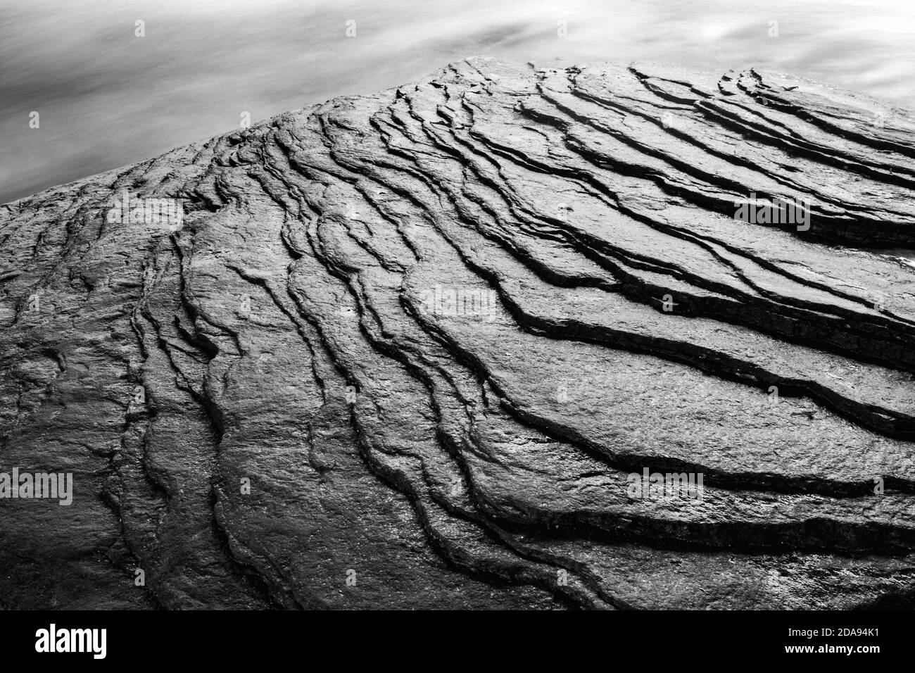 Astratti motivi rocciosi in torrente (B&W) - Pisgah National Forest, vicino a Brevard, Carolina del Nord, Stati Uniti Foto Stock
