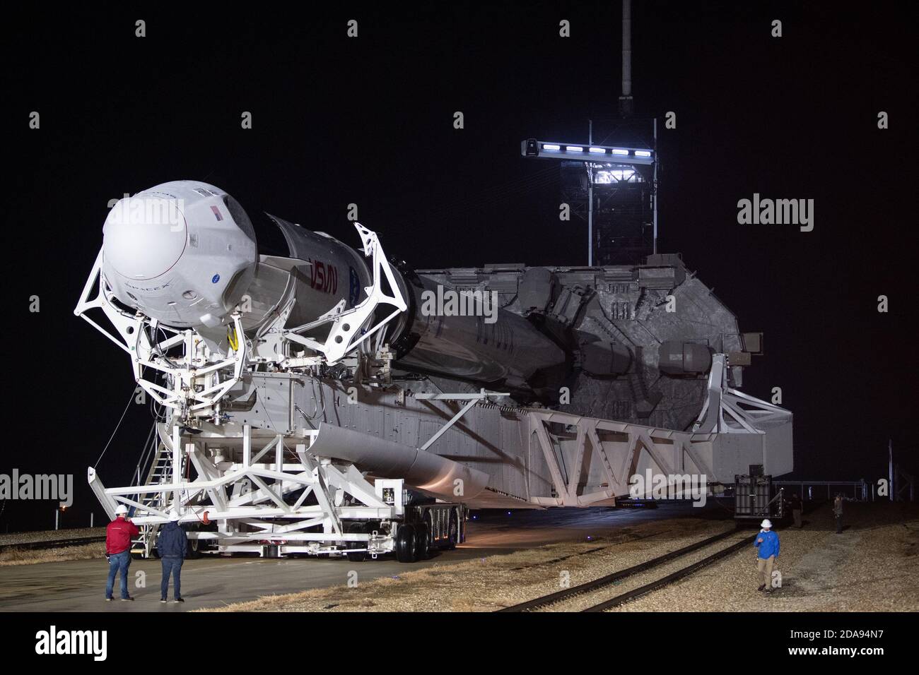 Un razzo SpaceX Falcon 9 con la navicella spaziale Crew Dragon dell'azienda a bordo è visto come è uscito dalla struttura di integrazione orizzontale al complesso di lancio 39A mentre i preparativi per la missione Crew-1, il 9 novembre 2020, al Kennedy Space Center della NASA in Florida. La missione SpaceX Crew-1 della NASA è la prima missione operativa della navicella spaziale SpaceX Crew Dragon e del razzo Falcon 9 alla Stazione spaziale Internazionale come parte del programma Commercial Crew dell'agenzia. Gli astronauti della NASA Mike Hopkins, Victor Glover e Shannon Walker e l'astronauta Soichi Noguchi del Japan Aerospace Exp Foto Stock