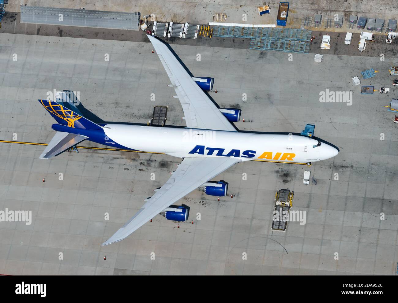Atlas Air Worldwide Cargo Boeing 747-8 Freighter parcheggiato alla rampa di carico dell'aeroporto di Los Angeles. Vista aerea dell'aeromobile da carico Atlas Air 747. Foto Stock