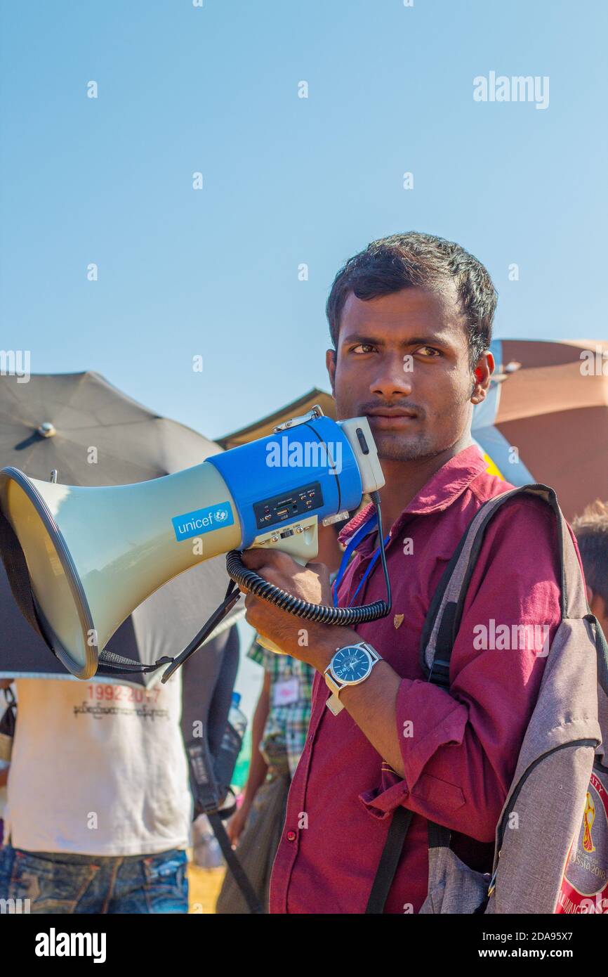 Un lavoratore DELL'UNIVER nel campo profughi di Rohingya a Coxsbazar, Bangladesh. La foto è stata scattata nel novembre 2017 Foto Stock