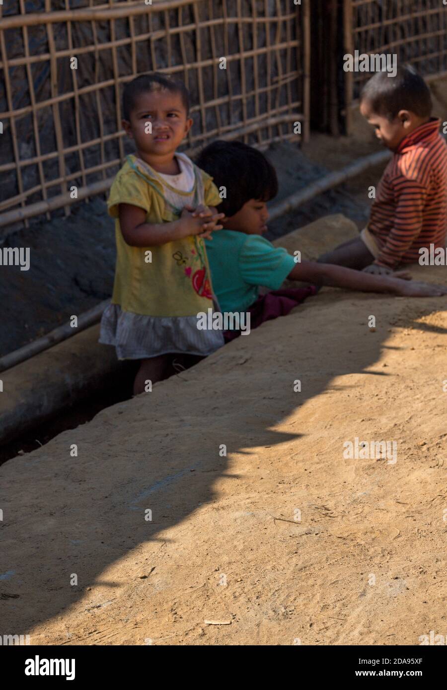 COX'S BAZAR, BANGLADESH - 25 NOVEMBRE 2017: Bambini rifugiati Rohingya che giocano nel campo profughi. Foto Stock