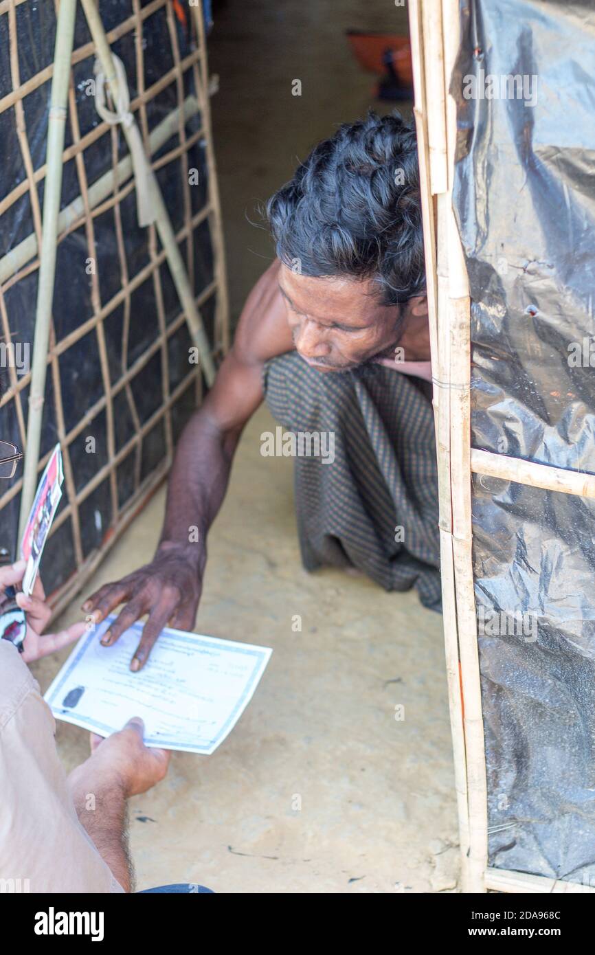 Un uomo al campo di Rohingya di Kutupalong a Coxsbazar, Bangladesh. La foto è stata scattata nel novembre 2017 Foto Stock