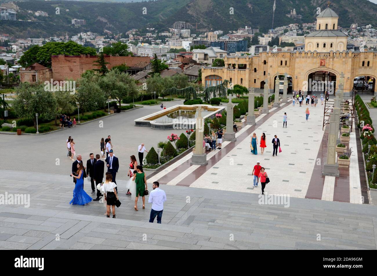 Ingresso torre campanaria arco e edificio della città Santa Trinità Sameba Cattedrale Tbilisi Georgia Foto Stock