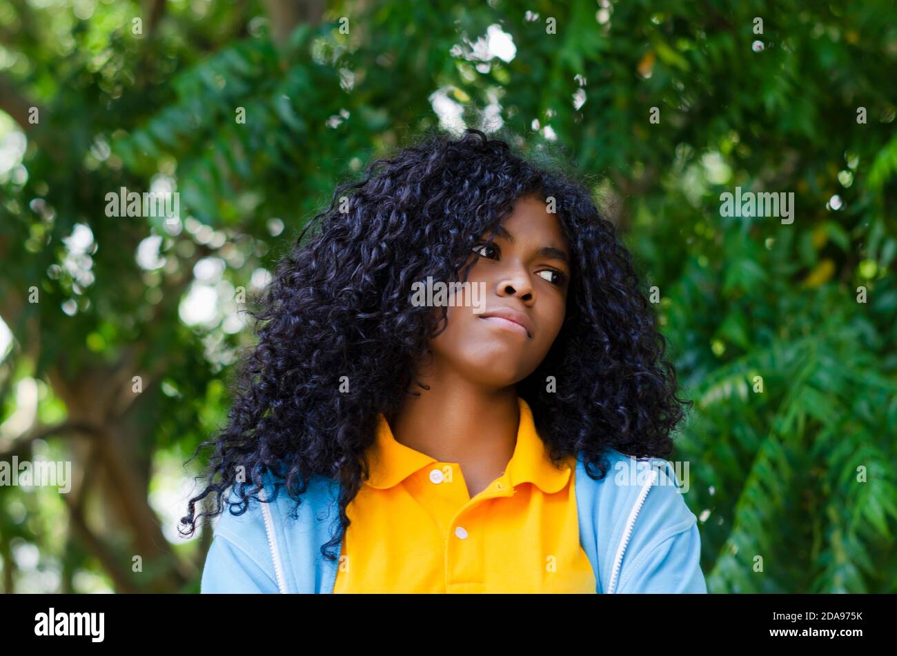 Giovane donna nera di 20-25 anni con capelli ricci dentro fastidio o insoddisfazione Foto Stock