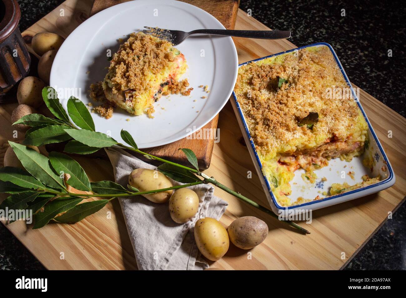 Porzioni di "Gattò di patate" siciliano con prosciutto, formaggio e melanzane Foto Stock