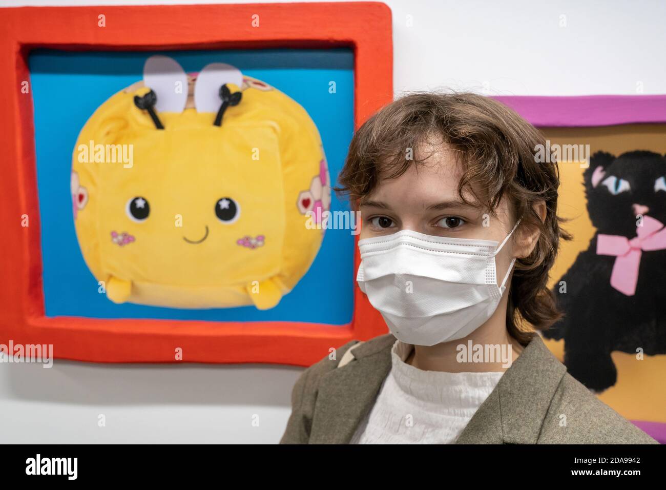 NEW YORK, NY - 11 NOVEMBRE 2020: L'artista Stefany Lazar partecipa al suo show 'Suffed Animals and Princess Peach' alla Love gallery di New York City. Foto Stock