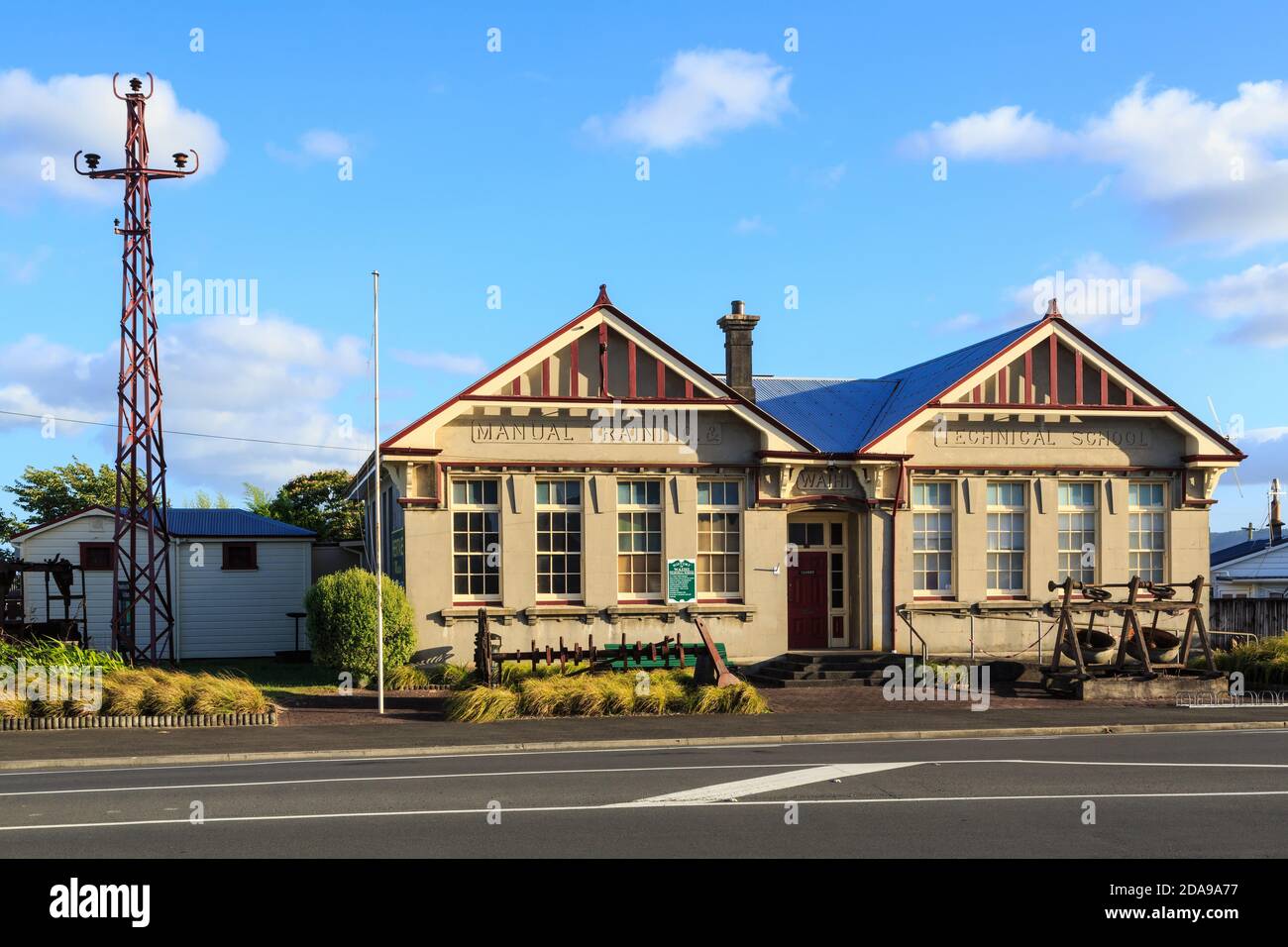 Il vecchio edificio della scuola di formazione manuale e tecnica (costruito nel 1913) a Waihi, Nuova Zelanda. Oggi ospita un centro artistico e un museo. Foto Stock