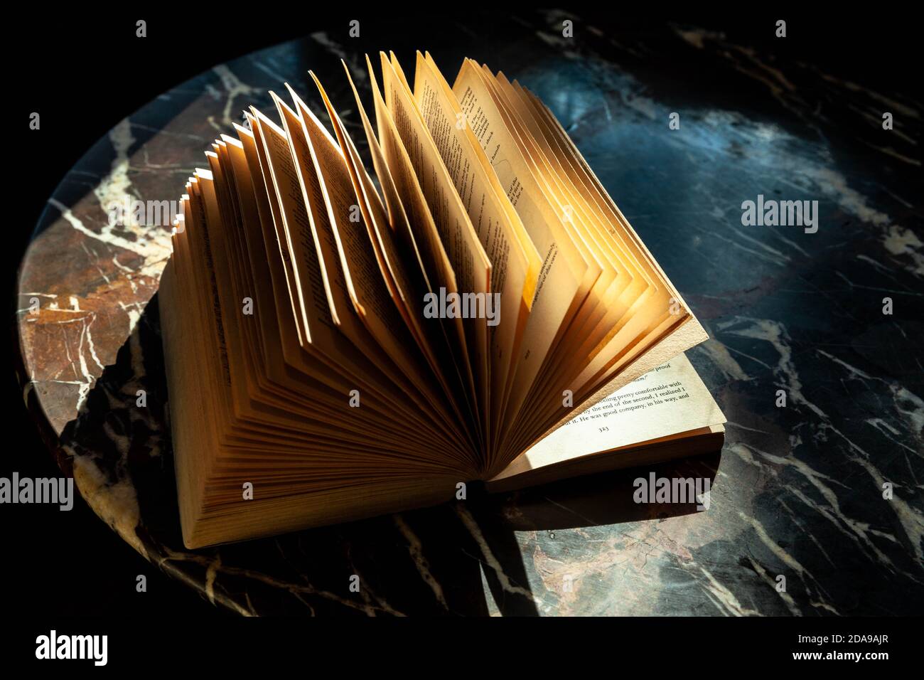 Un libro aperto con le sue pagine girate. Foto Stock