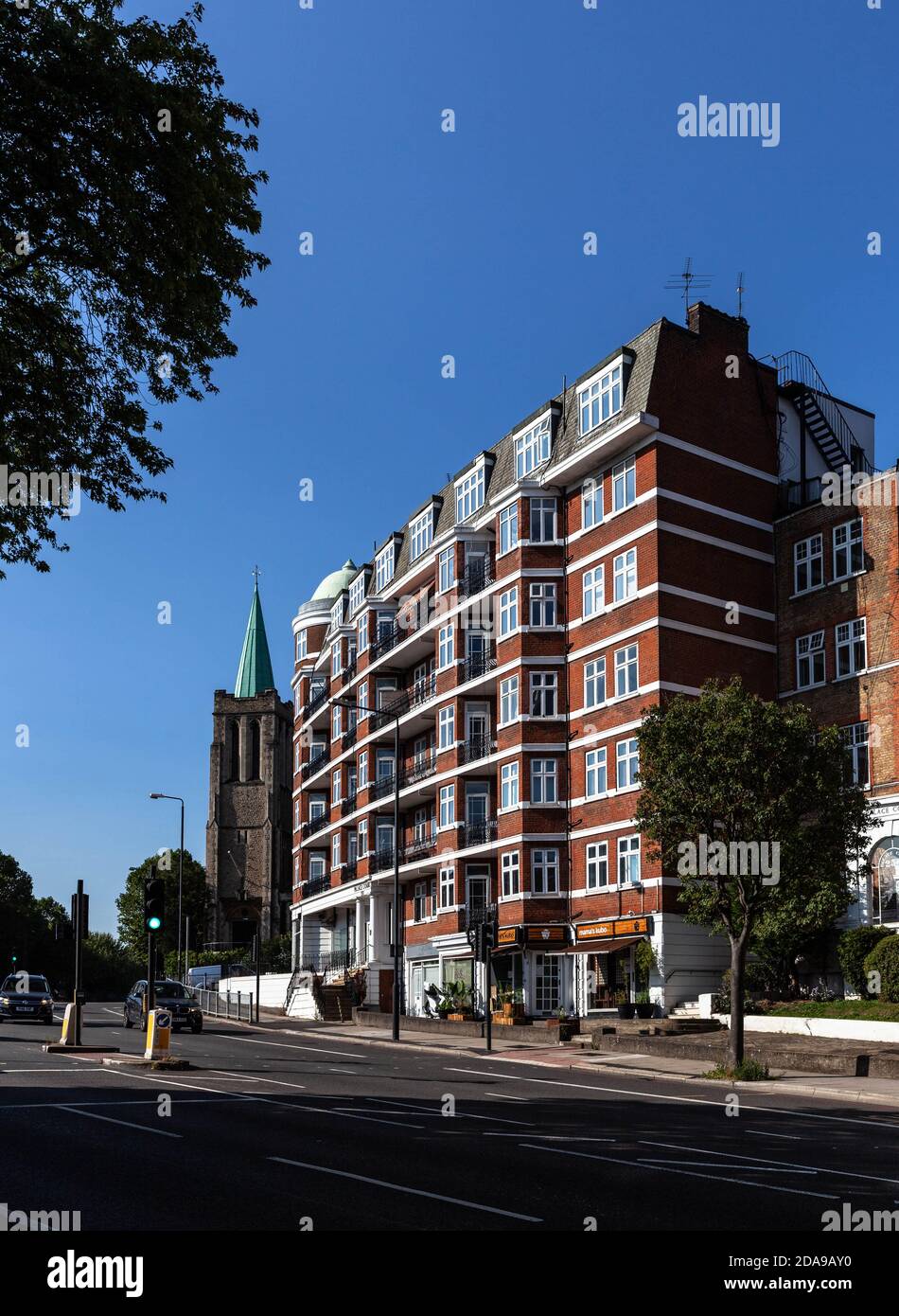 Facciate di edifici lungo Finchley Road, Londra, Inghilterra, Regno Unito. Foto Stock