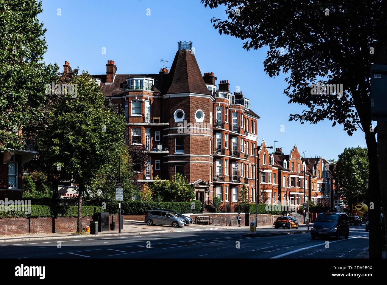 Basso edificio residenziale lungo Finchley Road, Londra NW3, Inghilterra, Regno Unito. Foto Stock