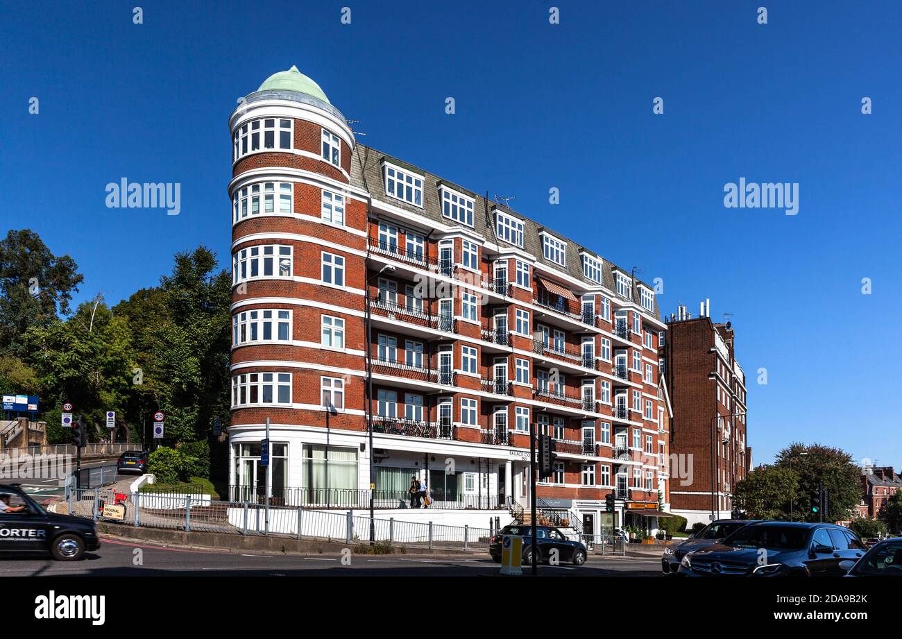 Basso edificio lungo Finchley Road, Londra, Inghilterra, Regno Unito. Foto Stock