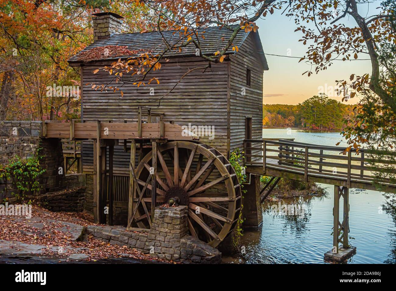 Serata d'autunno allo Stone Mountain Grist Mill in Stone Mountain Park vicino ad Atlanta, Georgia. (STATI UNITI) Foto Stock