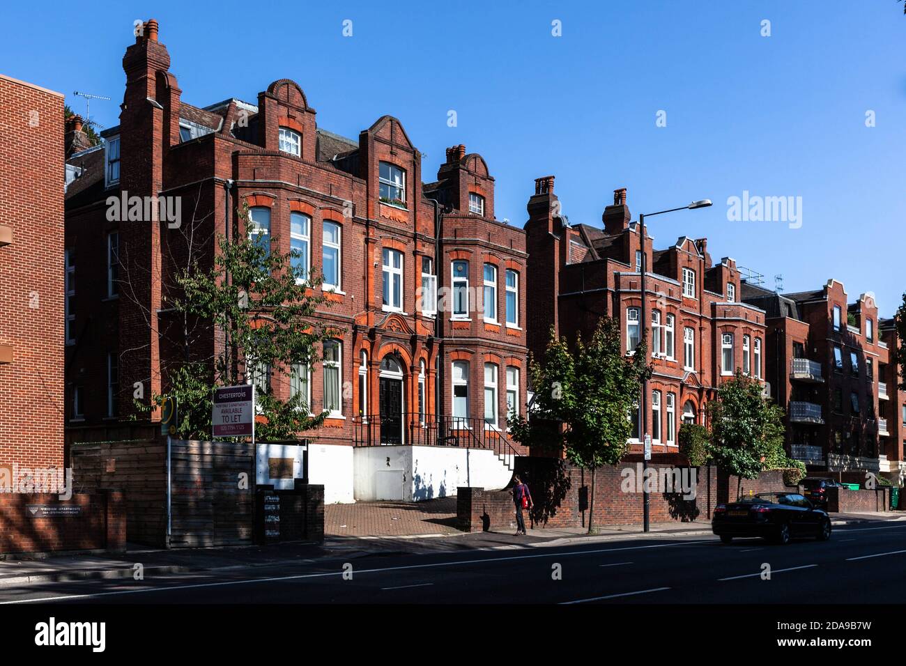 Fila di case lungo Finchley Road, Londra, Inghilterra, Regno Unito. Foto Stock