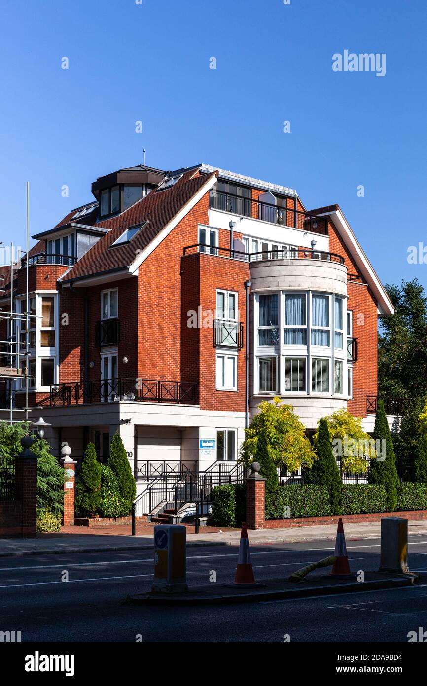 Basso edificio lungo Finchley Road, Londra, Inghilterra, Regno Unito. Foto Stock