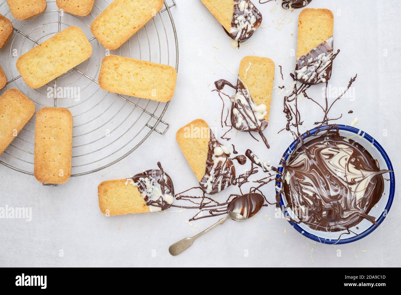 Biscotti fatti in casa con frollette di pane ricoperta di cioccolato Foto Stock