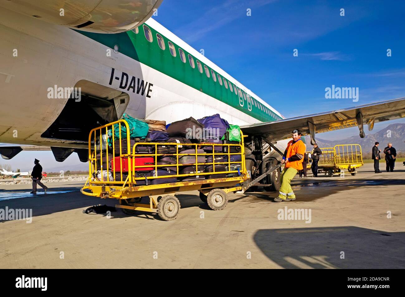Gestore bagagli all'aeroporto Madre Teresa di Tirana, Albania Foto Stock