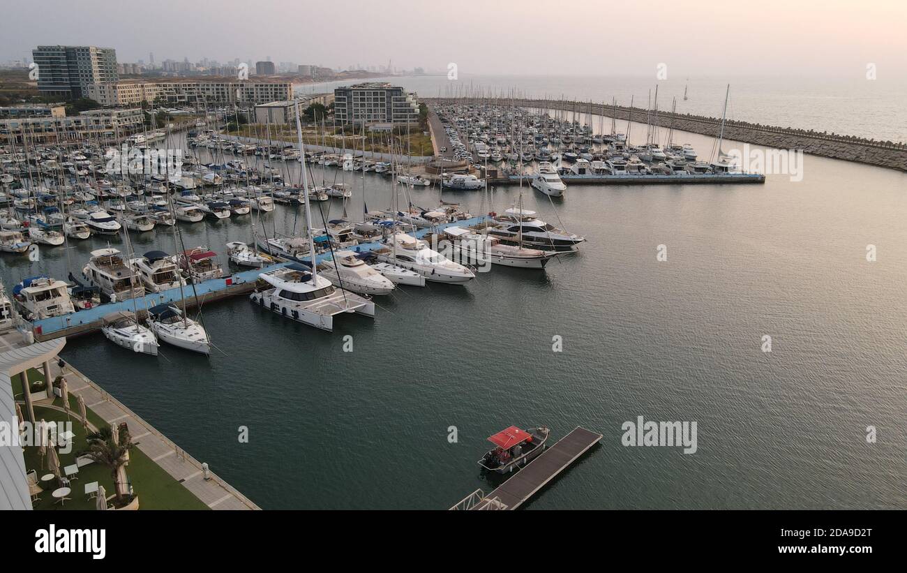 gruppo di barche sono ormeggiate insieme in un piccolo porto turistico Nella Marina di Herzliya Foto Stock
