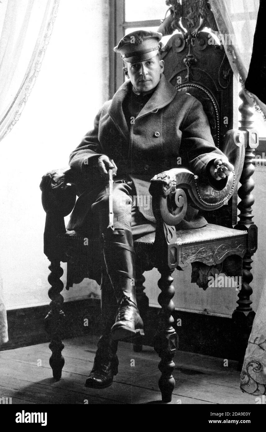 Brigadier General MacArthur che tiene un raccolto di equitazione in un château francese, settembre 1918 Foto Stock