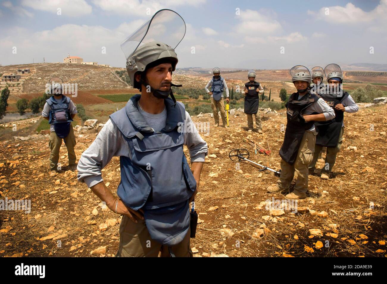 Pneumatico, Libano. 15 luglio 2010. Un team del Mines Advisory Group (MAG) è stato visto per eliminare le munizioni a grappolo non sfruttate nelle terre agricole del sud del Libano. Decenni di guerra hanno lasciato il Libano meridionale costeggiato da ordigni non sfruttati, bombe a grappolo e mine antiuomo. Il gruppo consultivo delle ONG per le miniere è attivamente coinvolto in progetti di liquidazione e di assistenza che aiutano a proteggere la popolazione locale che si affida fortemente all'agricoltura come fonte primaria di reddito. Credit: John Wreford/SOPA Images/ZUMA Wire/Alamy Live News Foto Stock