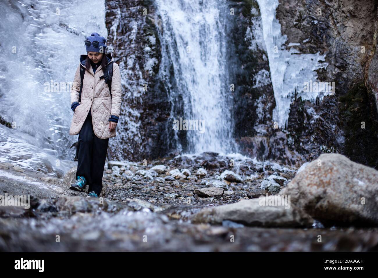 Escursioni alla cascata ghiacciata a Issyk ATA nel Kyrgyzstan's Chuy Oblast. Foto Stock