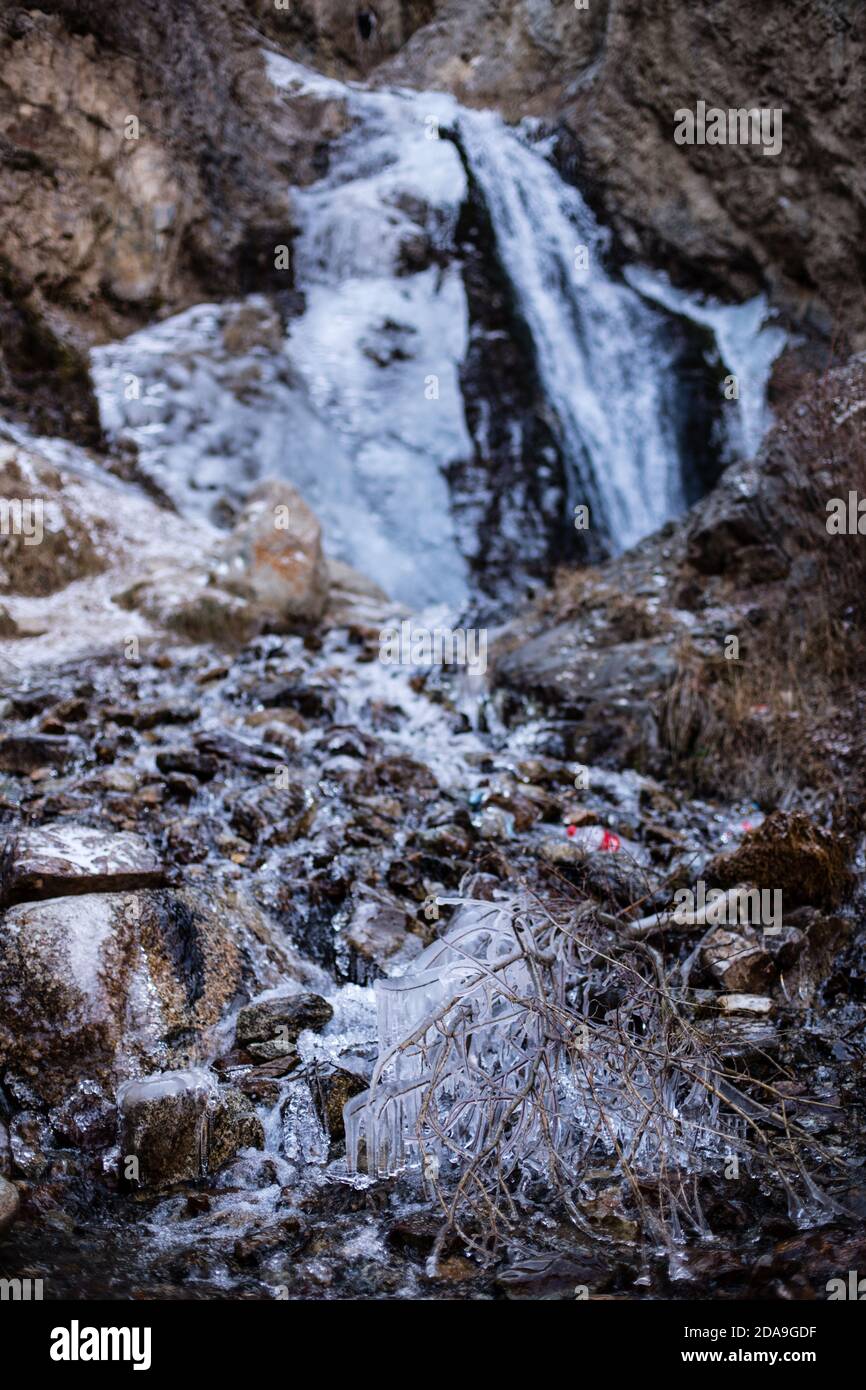 Escursioni alla cascata ghiacciata a Issyk ATA nel Kyrgyzstan's Chuy Oblast. Foto Stock