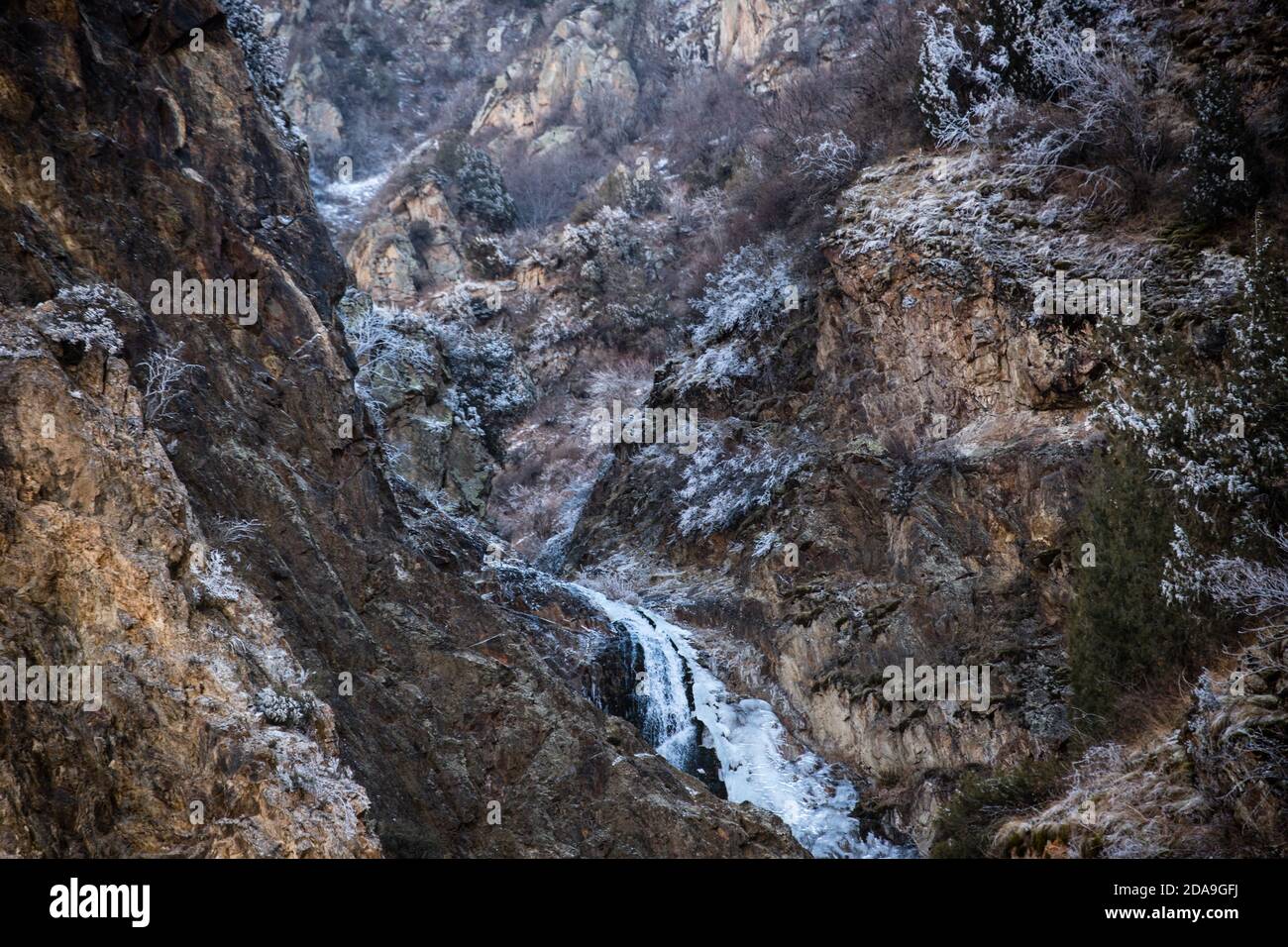 Escursioni alla cascata ghiacciata a Issyk ATA nel Kyrgyzstan's Chuy Oblast. Foto Stock