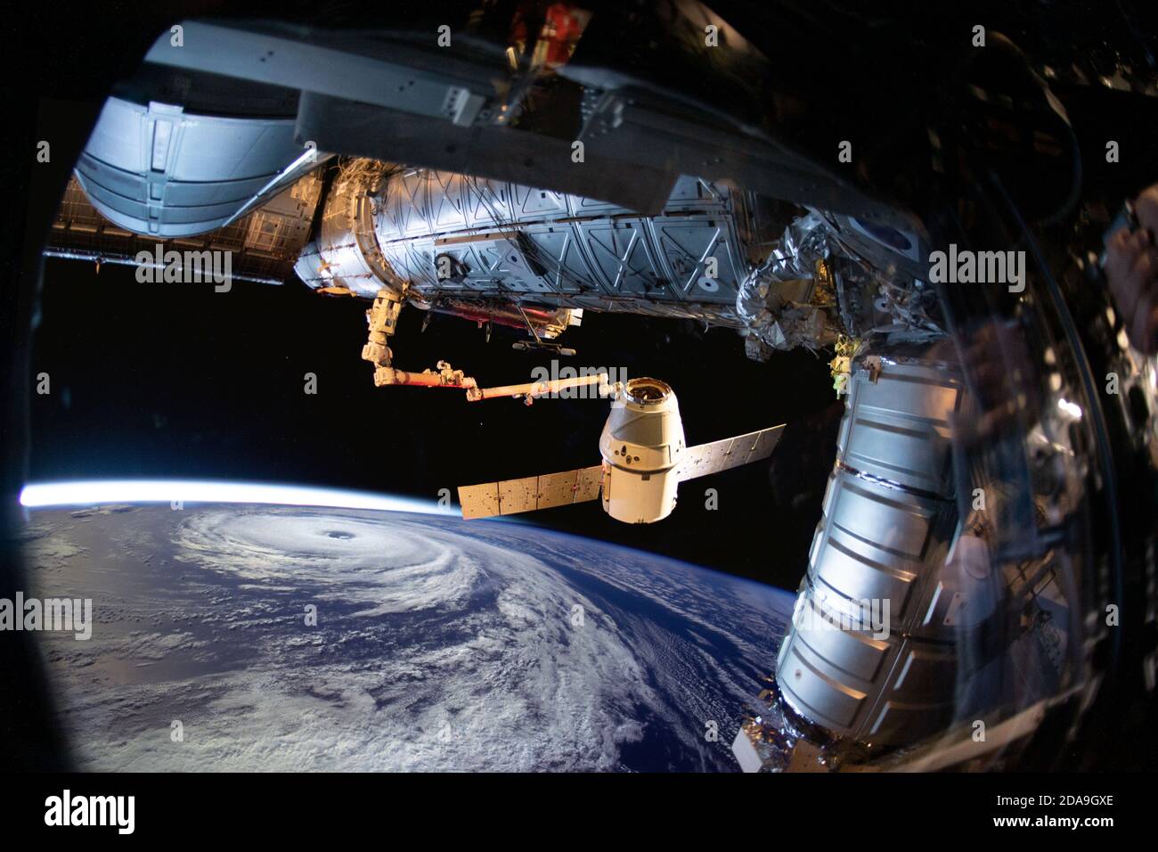 Pianeta Terra e uragano dallo spazio esterno dall'oblò della stazione spaziale. Elementi di questa immagine forniti dalla NASA. Foto Stock