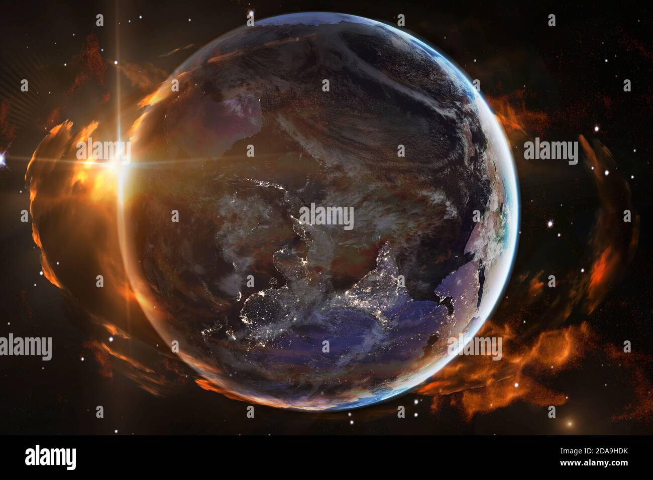 Eclipse solare. Grande flash o esplosione con polvere e bagliore rosso intorno al pianeta Terra. Elementi di questa immagine forniti dalla NASA. Foto Stock