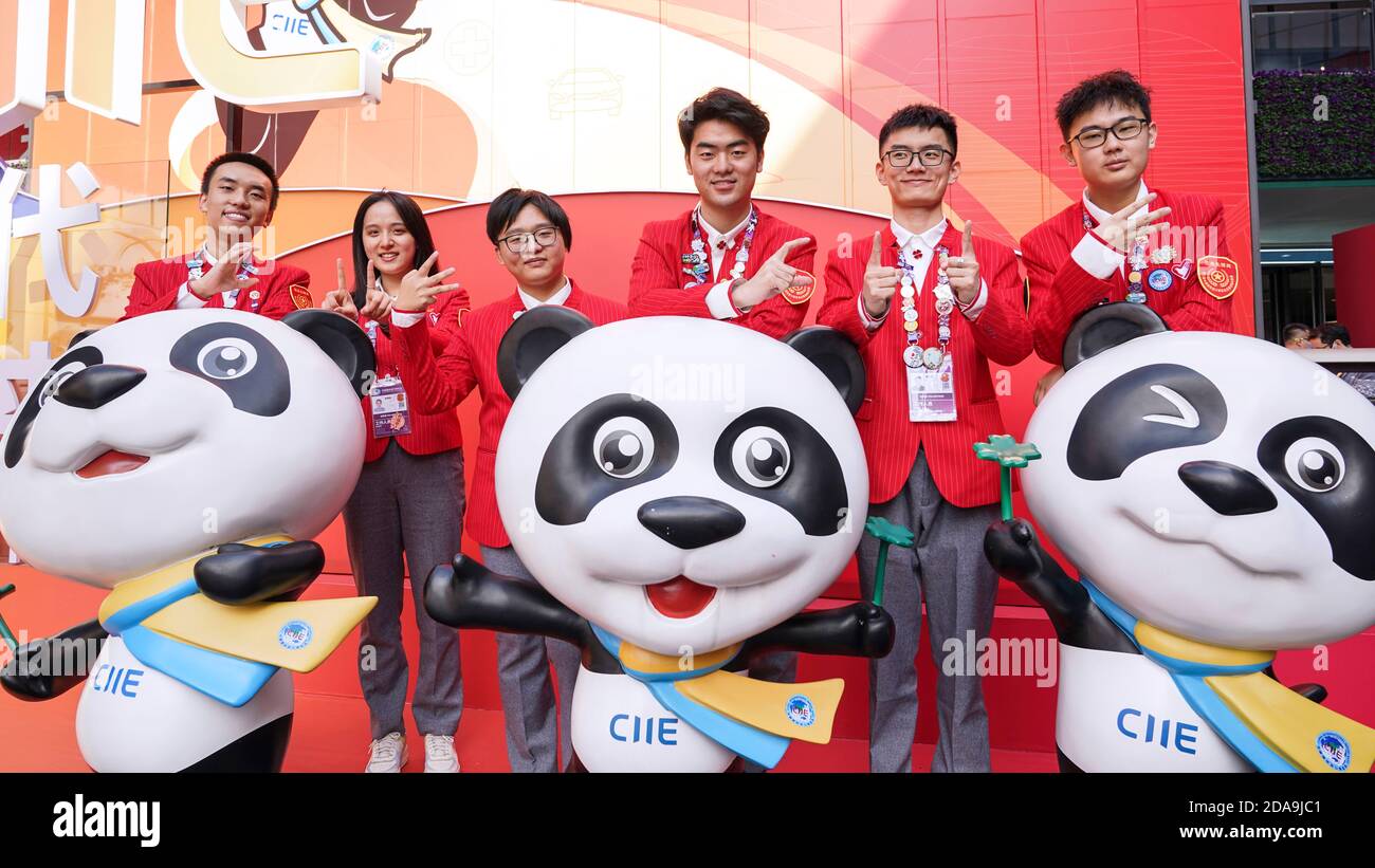 Pechino, Cina. 10 Nov 2020. I volontari della Shanghai International Studies University (SISU) posano per una foto di gruppo con gesti di 'CIIE' durante il terzo China International Import Expo (CIIE) a Shanghai, Cina orientale, 10 novembre 2020. La fiera è prevista per il 10 novembre. I membri dello staff, gli espositori e i visitatori scattano foto per conservare momenti preziosi dell'evento. Credit: Zhang Haofu/Xinhua/Alamy Live News Foto Stock