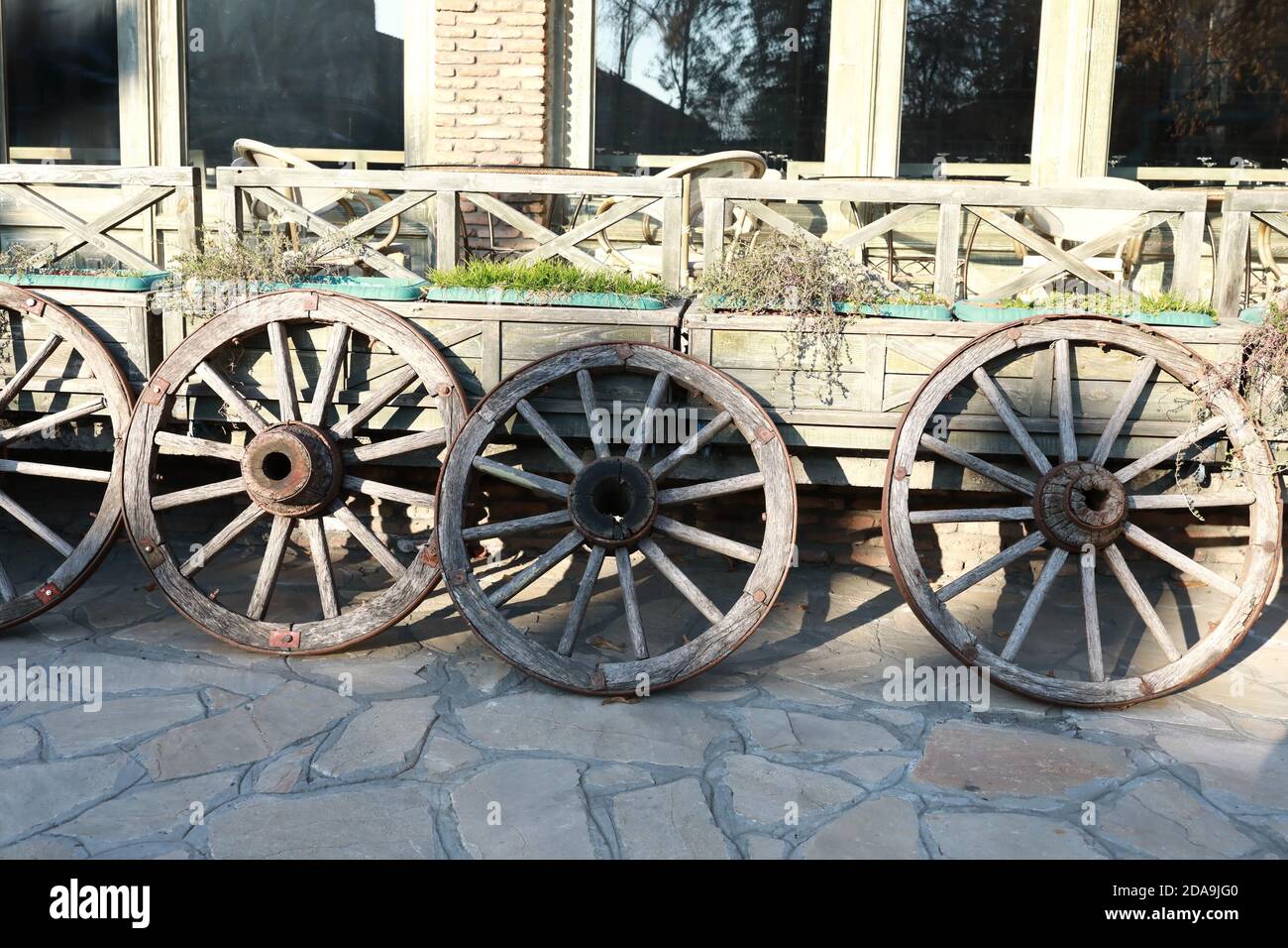 Vista delle vecchie ruote in legno dal carro Foto Stock