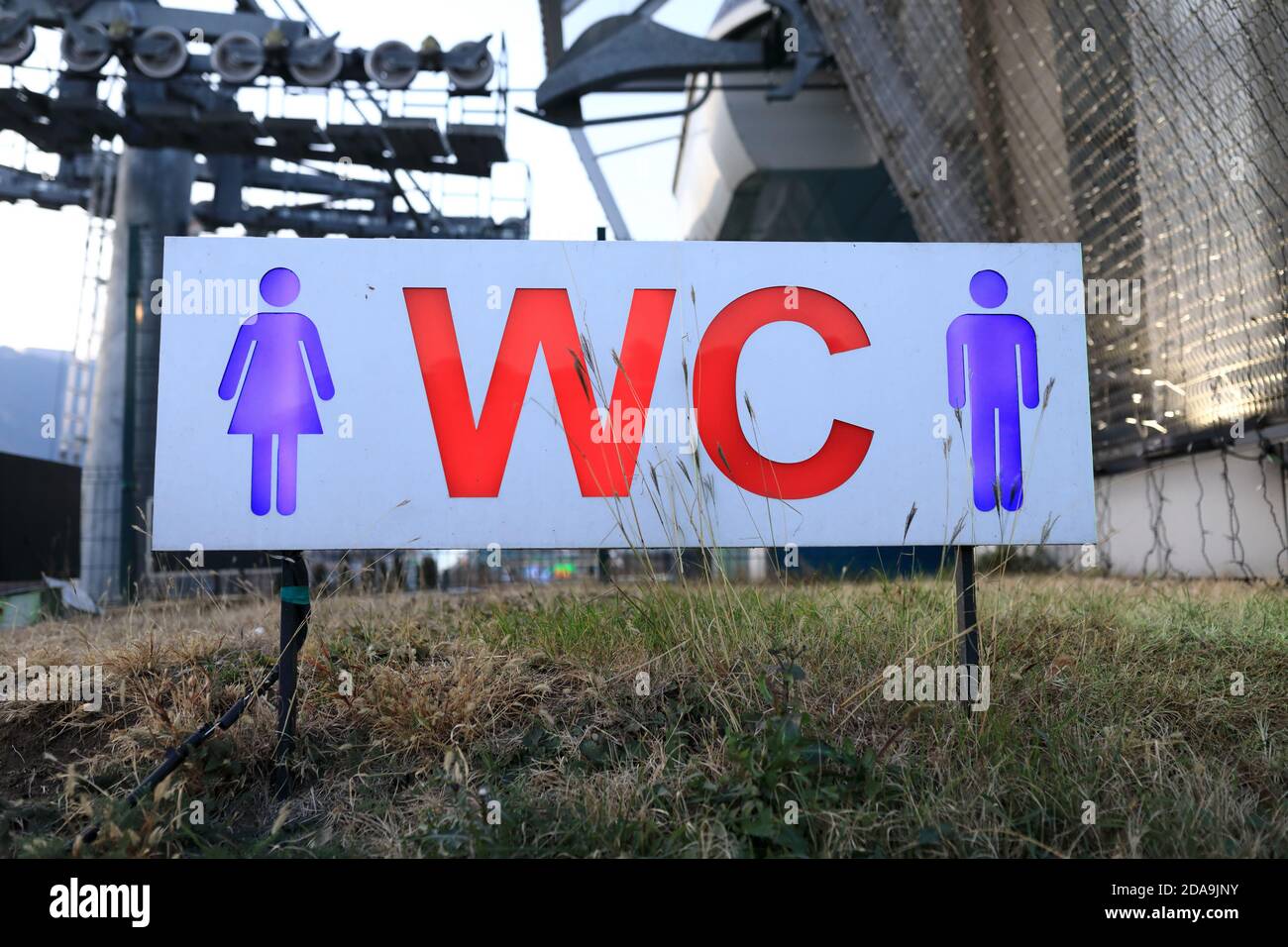 Vista del cartello WC a Tbilisi, Georgia Foto Stock