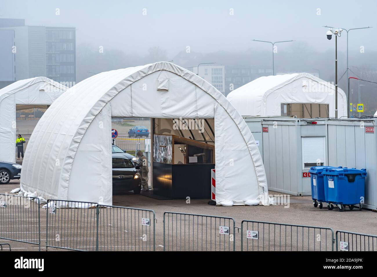 Stazione mobile di test tenda, hot spot per test con tampone durante l'epidemia di Coronavirus o COVID19 con paramedico e auto Foto Stock