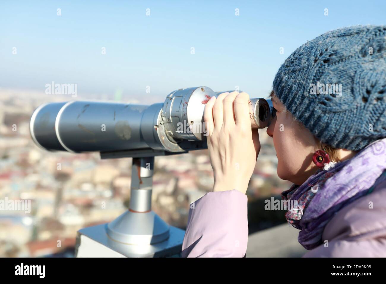 Il turista guarda Tbilisi attraverso il binocolo, Georgia Foto Stock