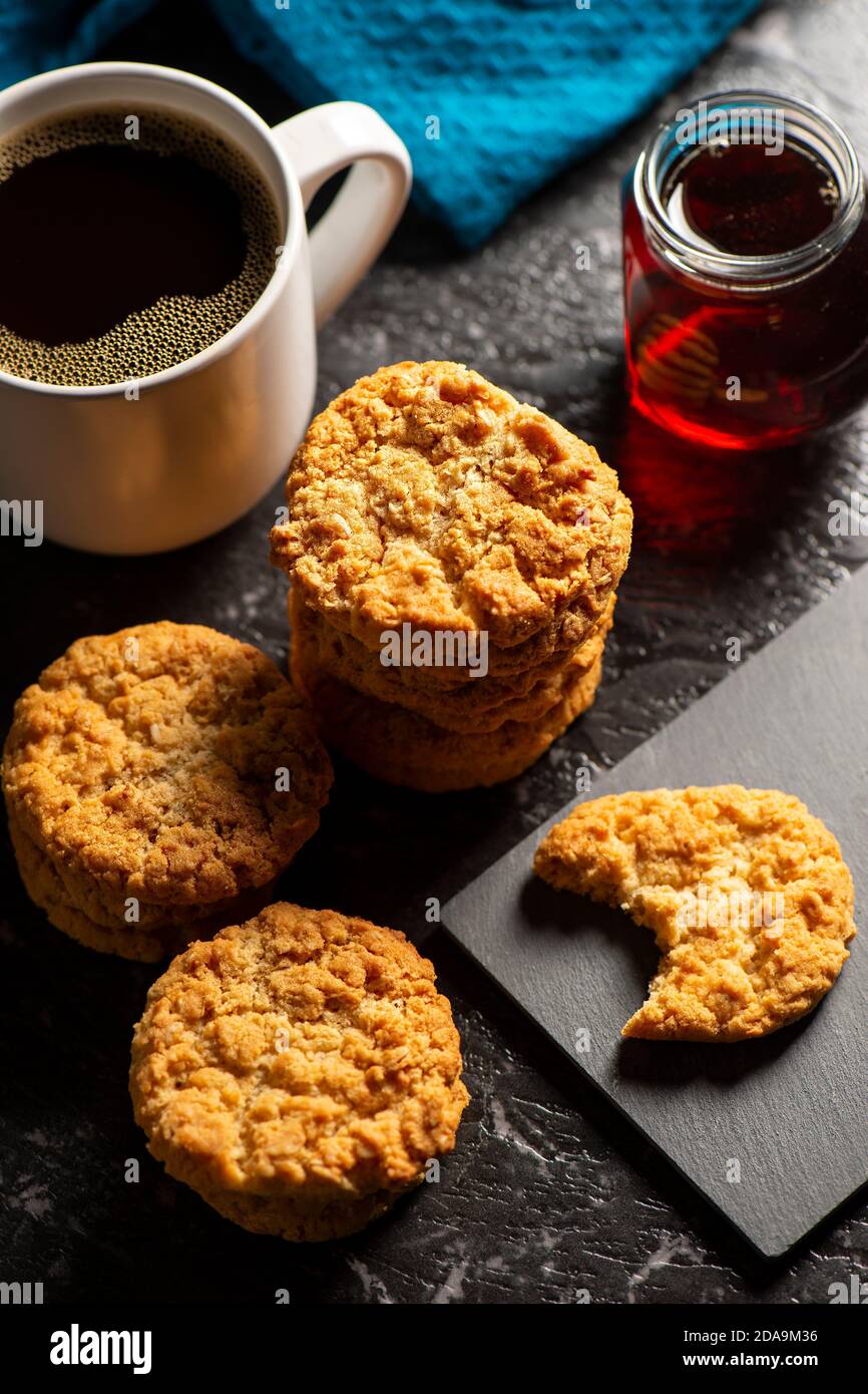Deliziosi biscotti tradizionali australiani Anzac, cibo di fondo. Foto Stock