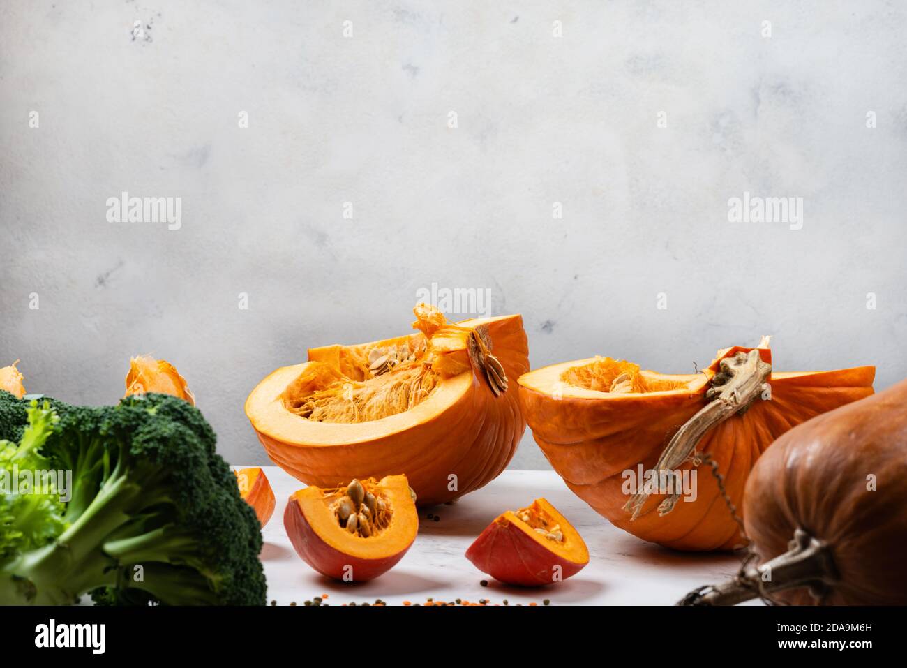 Zucca tritata. Ingredienti per cucinare piatti autunnali. Foto Stock