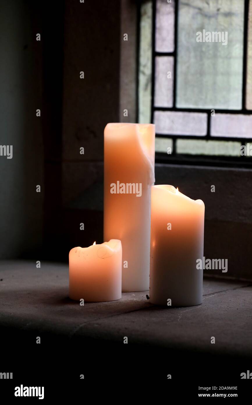 Candele raffigurate in una vecchia chiesa di Chichester, West Sussex, Regno Unito. Foto Stock