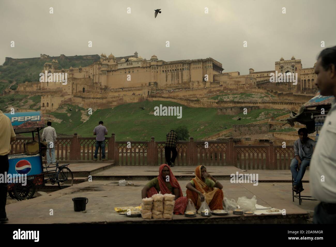 I venditori ambulanti e gli escursionisti di strada a Amer City, con lo storico Forte Amer possono essere visti sullo sfondo. Foto Stock