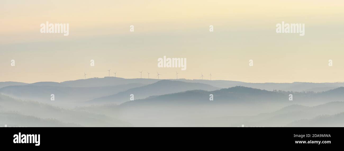 Centrali eoliche - turbine eoliche all'orizzonte, in montagna, cielo Foto Stock