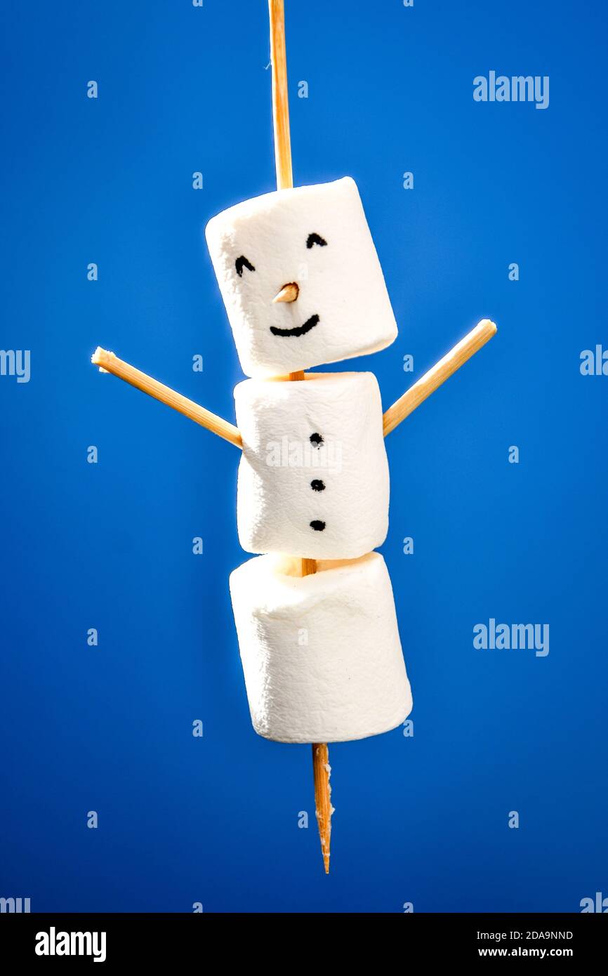 Fai da te marshmallows bianco dolcetto per bambini divertente marshmallow pupazzo di neve di natale. Passo dopo passo. Spazio di copia Foto Stock