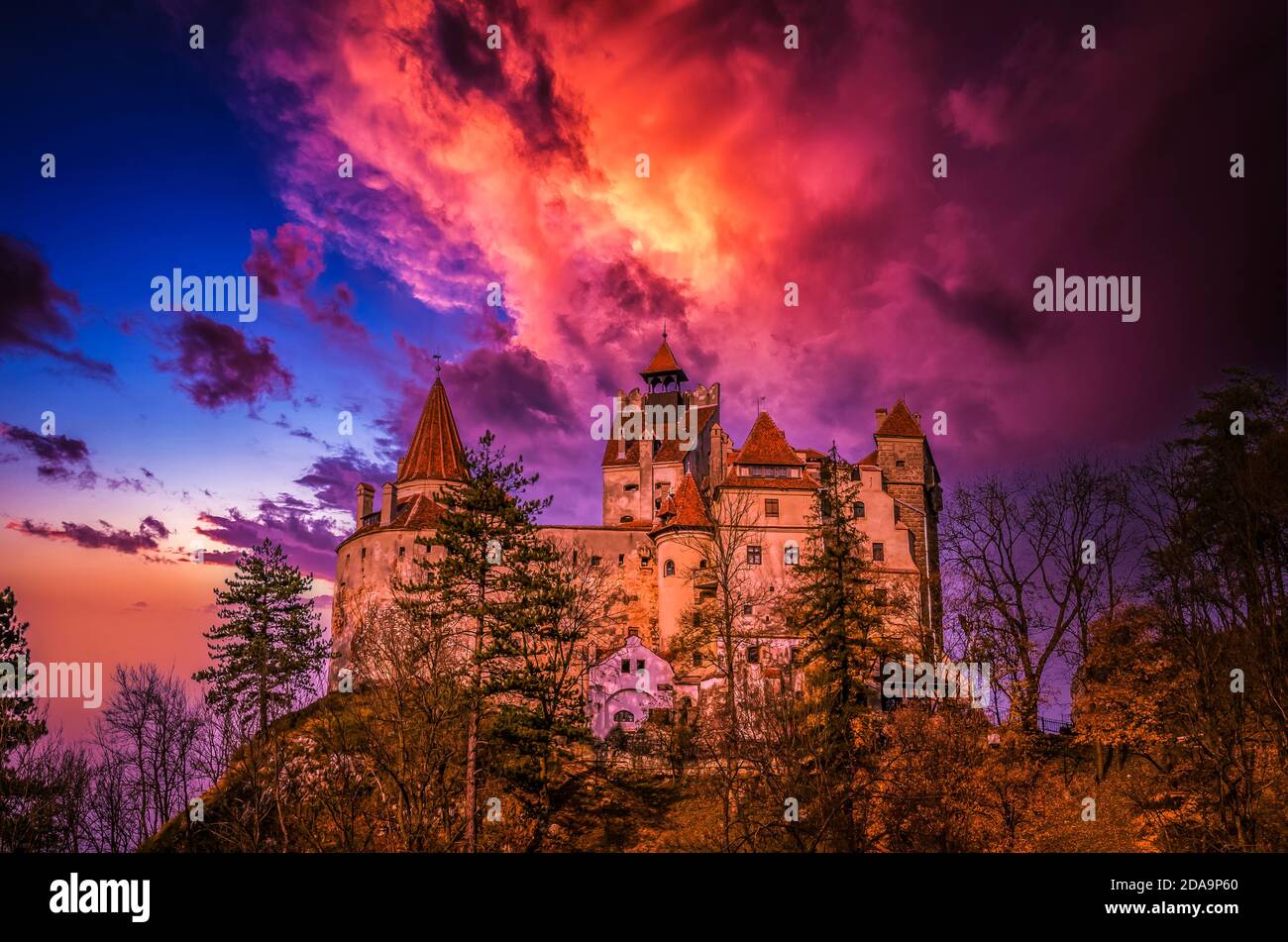 Spettacolare tramonto sul Castello di Bran, Transilvania, Romania. Un edificio medievale conosciuto come Castello di Dracula. Foto Stock
