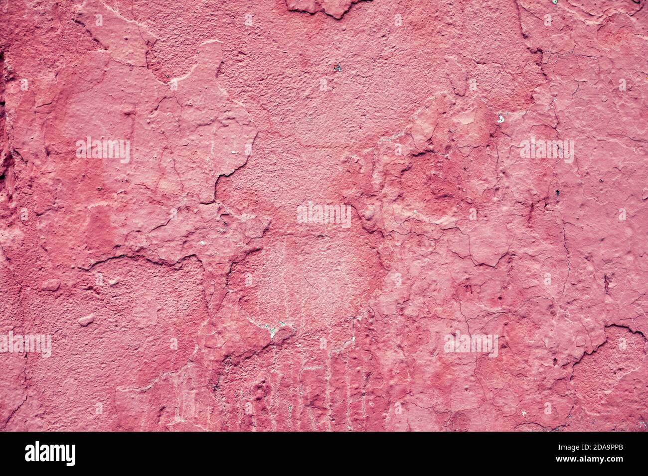 Parete rosa di cemento intemperie e fessurato come sfondo Foto Stock