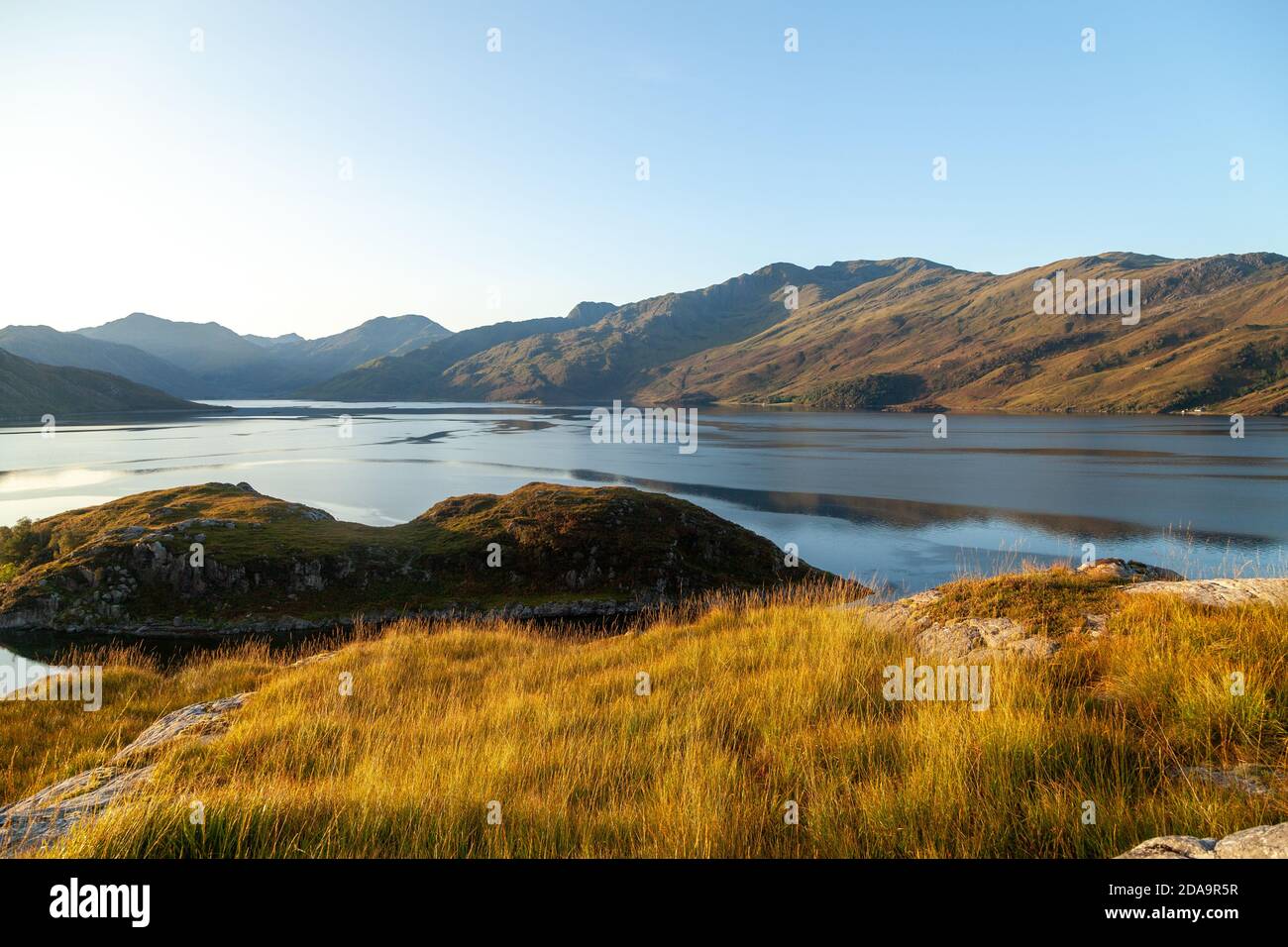 Alba su Loch Hourn vicino Arnisdale guardando verso la remota zona di Knoydart, Scozia. Foto Stock