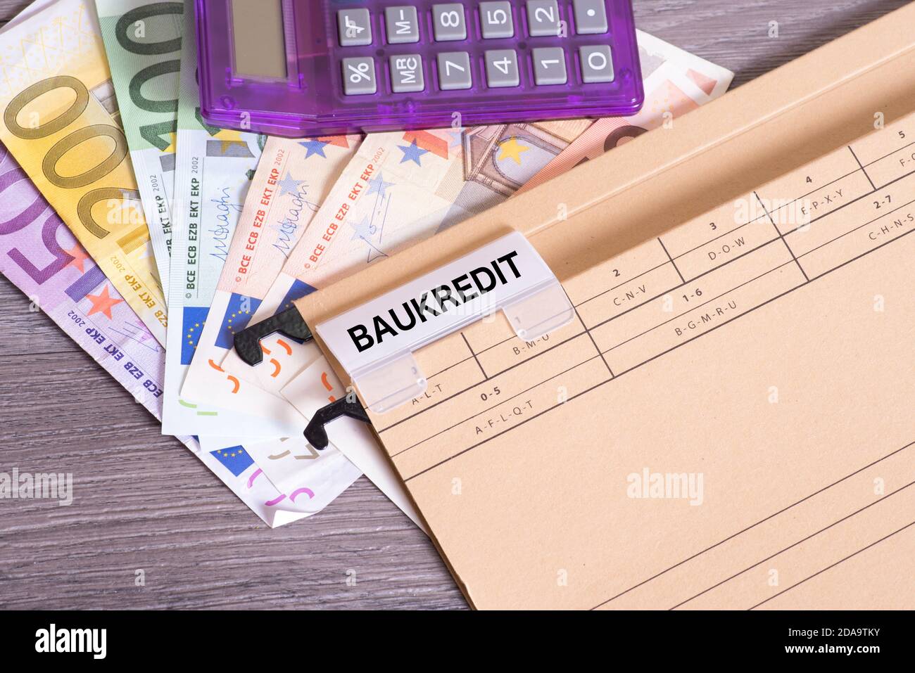 Euro fatture, calcolatrice e una cartella di sospensione con documenti per il prestito di costruzione Foto Stock