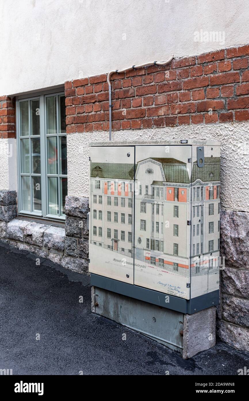 Disegno architettonico del 1910 su un armadio elettrico di fronte all'edificio reale nel quartiere di Kruunhaka di Helsinki, Finlandia Foto Stock