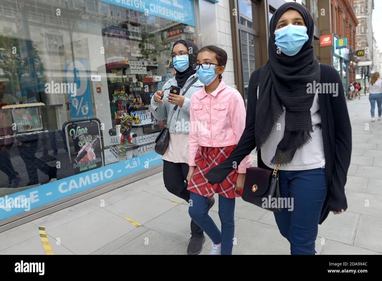 Londra, Inghilterra, Regno Unito. Ragazze asiatiche che acquistano nel West End durante la pandemia di COVID, agosto 2020 Foto Stock