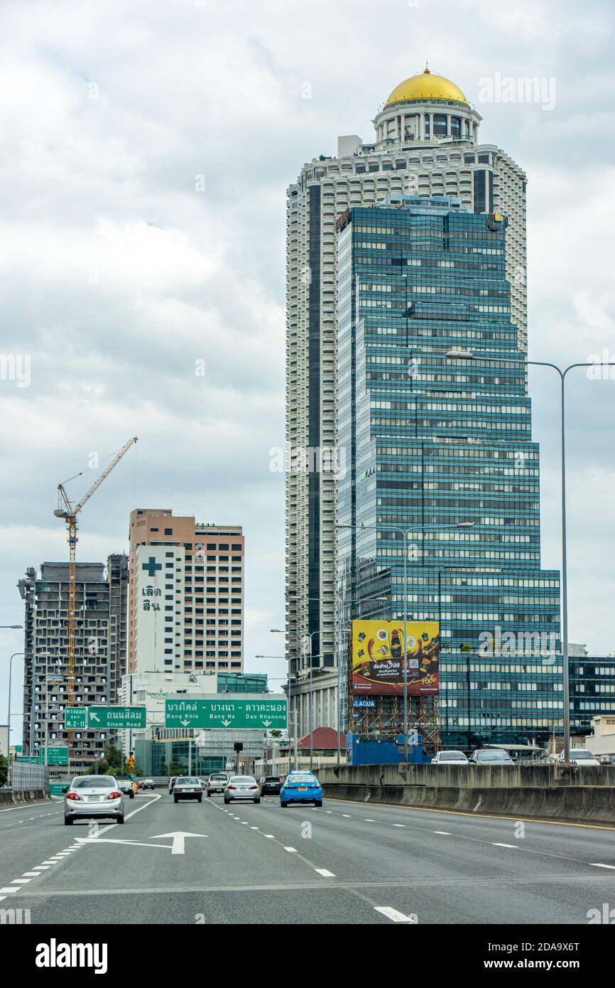 BANGKOK, THAILANDIA, LUGLIO 05 2020, Auto guidare lungo l'autostrada nel centro della città con grattacieli intorno. Foto Stock