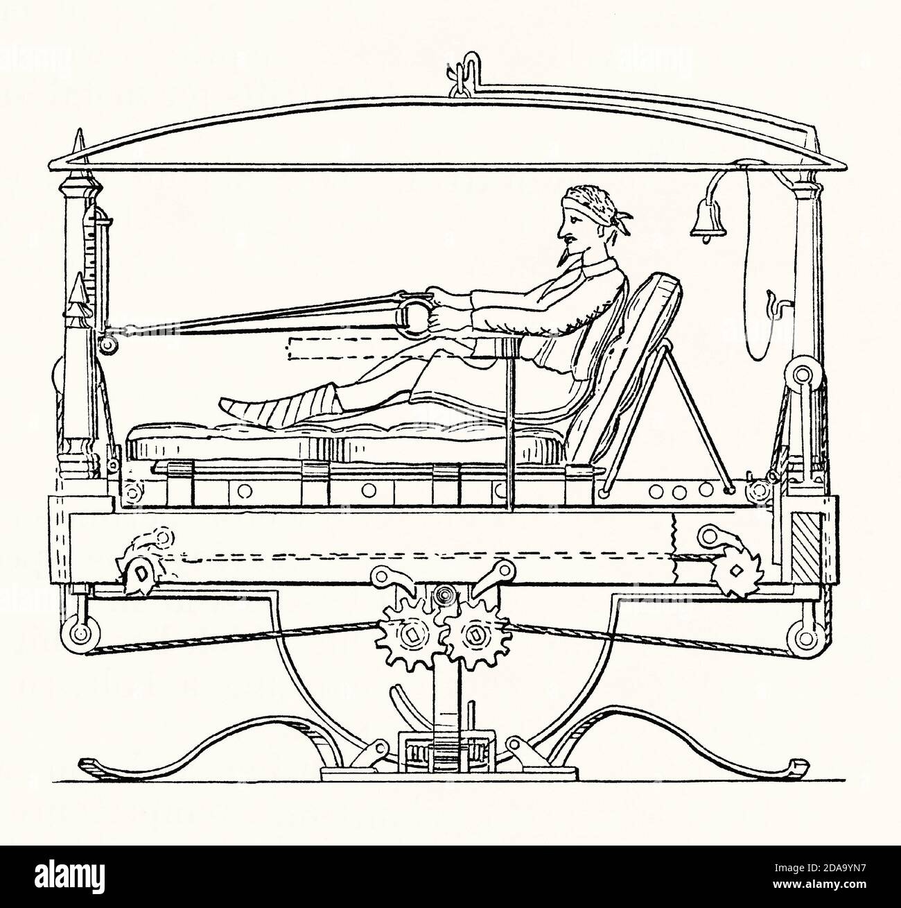 Una vecchia incisione di un apparato di esercizio. E 'da un libro di ingegneria meccanica vittoriana del 1880. L'esempio illustrato è di un uomo da letto su uno speciale meccanismo di letto. Utilizza un sistema di carrucole a molla, simile a una moderna vogatrice, con l'uomo che usa le braccia per mantenere il corpo in movimento e per flettere ed estendere i muscoli delle gambe durante la riabilitazione – la gamba sinistra è in gesso. Il materasso si sposta avanti e indietro e l'intero letto si muove al centro. Foto Stock